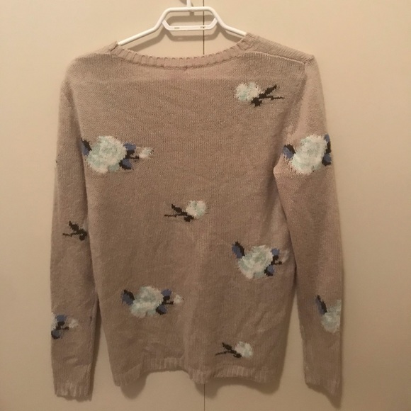 ⭐️4/$20⭐️Beige Floral Sweater size XS - Picture 3 of 3